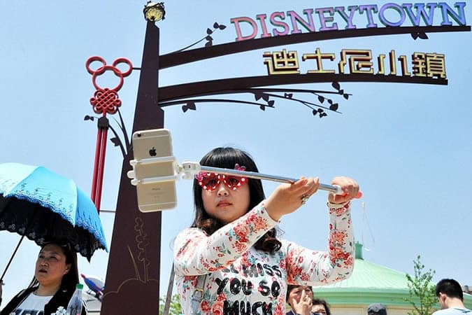 CES TOURISTES CHINOIS, QUI DÉPENSENT CHAQUE ANNÉE 104 MILLIARDS DE DOLLARS.